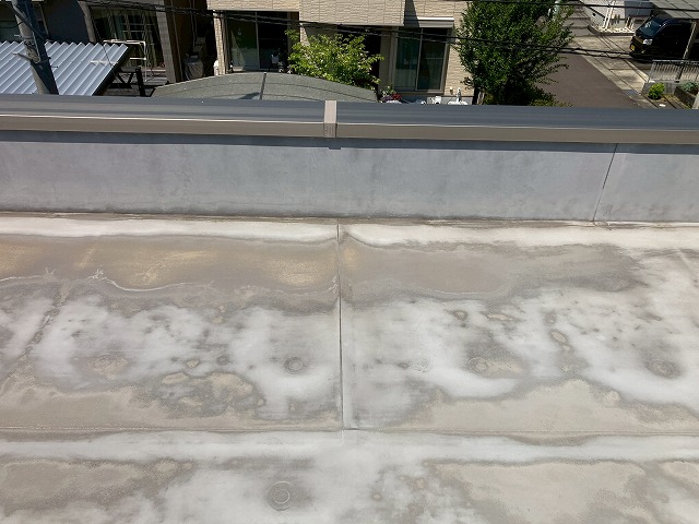 表面が削れたシート防水